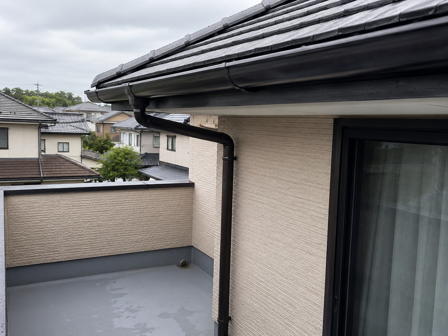 防水工事と雨樋交換の作業風景